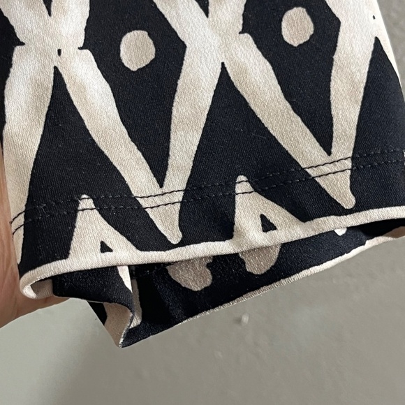 Chicos Chic Top L Black Faux Wrap Chevron Artsy Mature Neutral Resort Classic - Picture 7 of 12